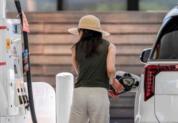 Refining crunch keeps fuel prices high as crude retreats